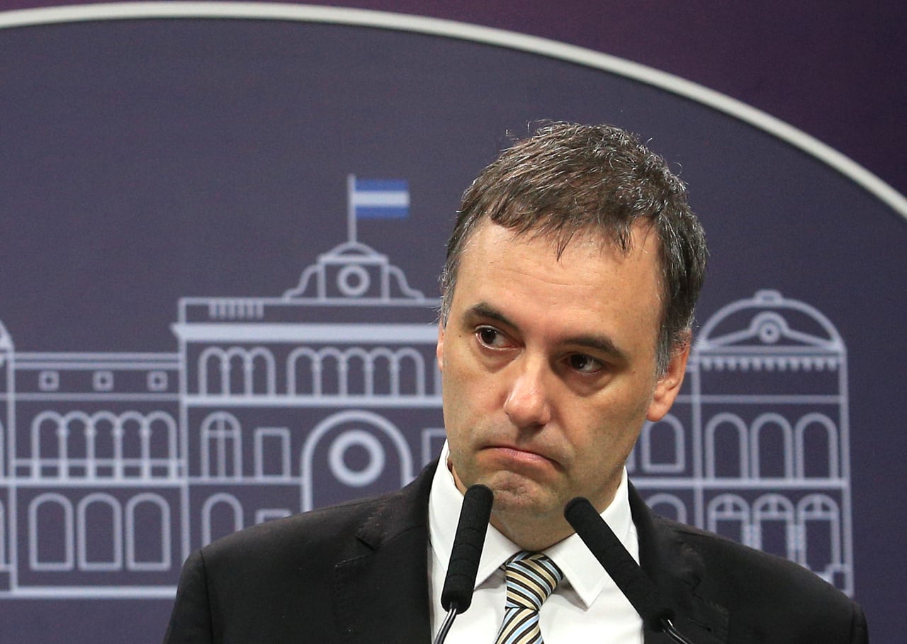 Manuel Adorni, el rostro de alguien que desprecia a un ídolo popular.