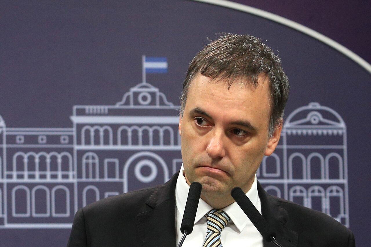 Manuel Adorni, el rostro de alguien que desprecia a un ídolo popular.