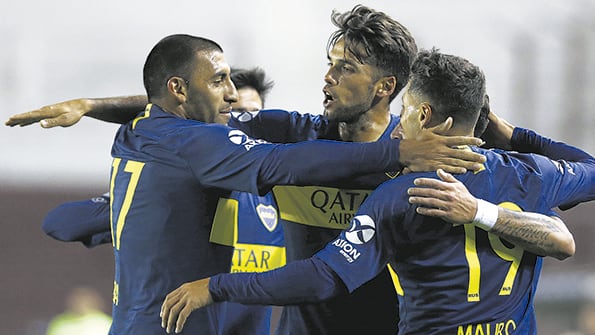 Abila, Pérez, Mas, Pavón y Zárate repiten el rito de abrazarse para festejar el gol de Boca, que no perdonó las debilidades de Alvarado.