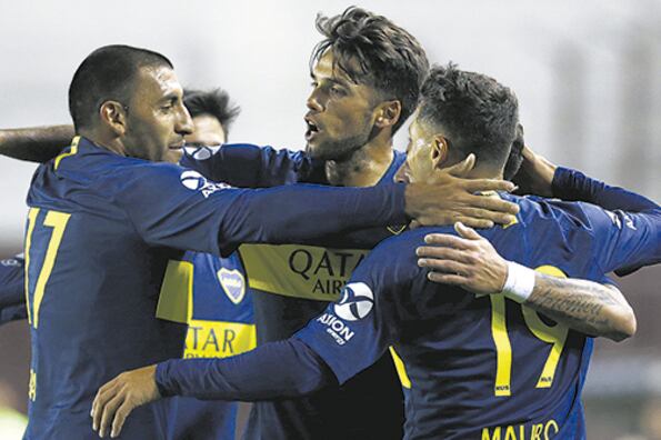 Abila, Pérez, Mas, Pavón y Zárate repiten el rito de abrazarse para festejar el gol de Boca, que no perdonó las debilidades de Alvarado.