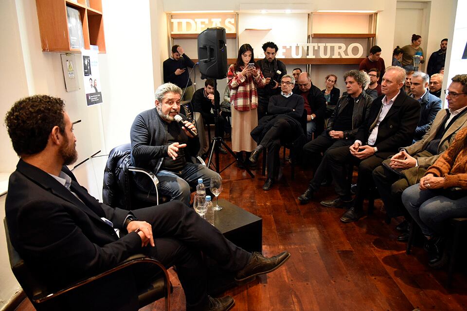 Santa María presentó su libro -escrito junto a María Seoane- en la sede de campaña de Sukerman.