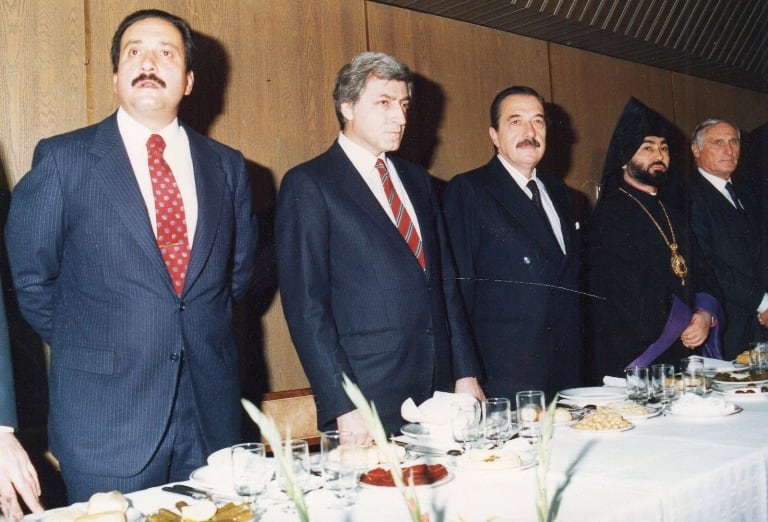 Raúl Alfonsín, junto a León Arslanian y figuras de la colectividad armenia, la noche que reconoció el genocidio.