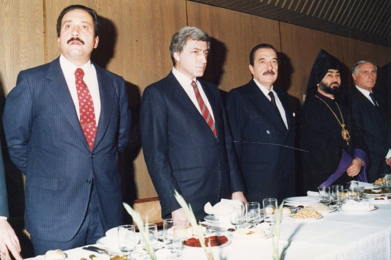 Raúl Alfonsín, junto a León Arslanian y figuras de la colectividad armenia, la noche que reconoció el genocidio.