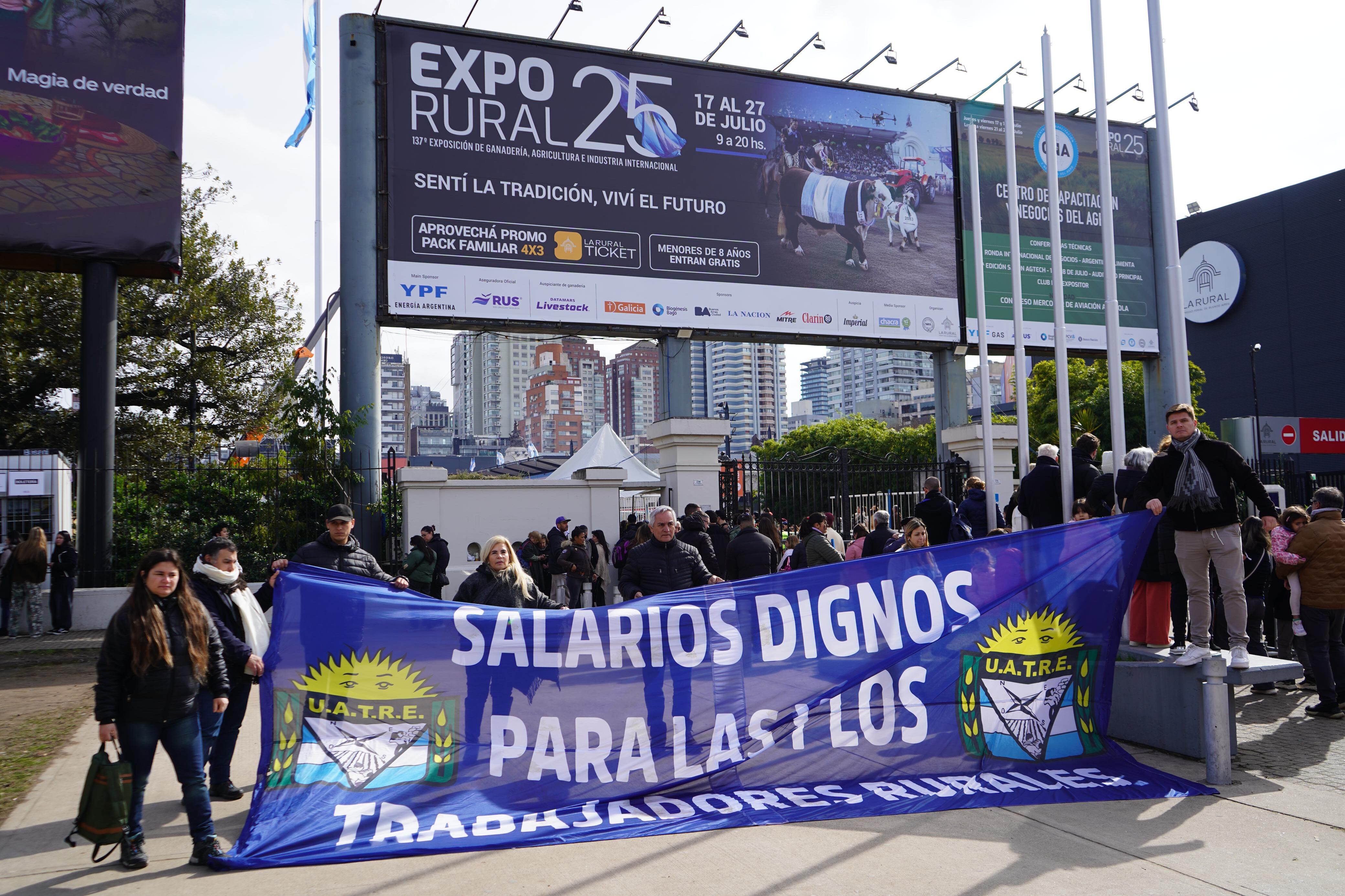 Uatre en las puertas de la SRA en Palermo.