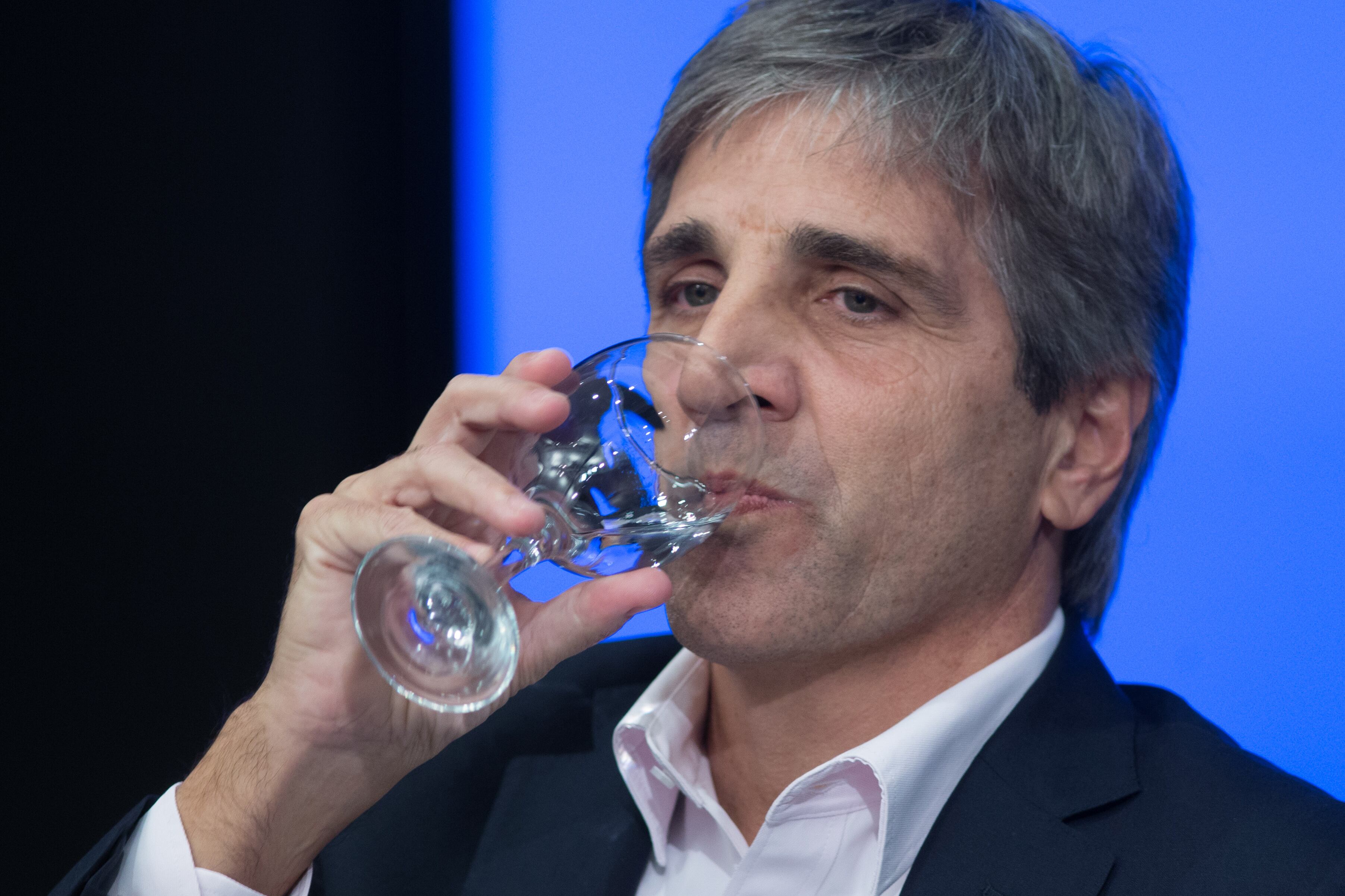 El ministro de Economía, Luis Caputo,  rechazó la idea que el gobierno nacional emita deuda en dólares para tomar parte de los depósitos en moneda extranjera generados por el blanqueo