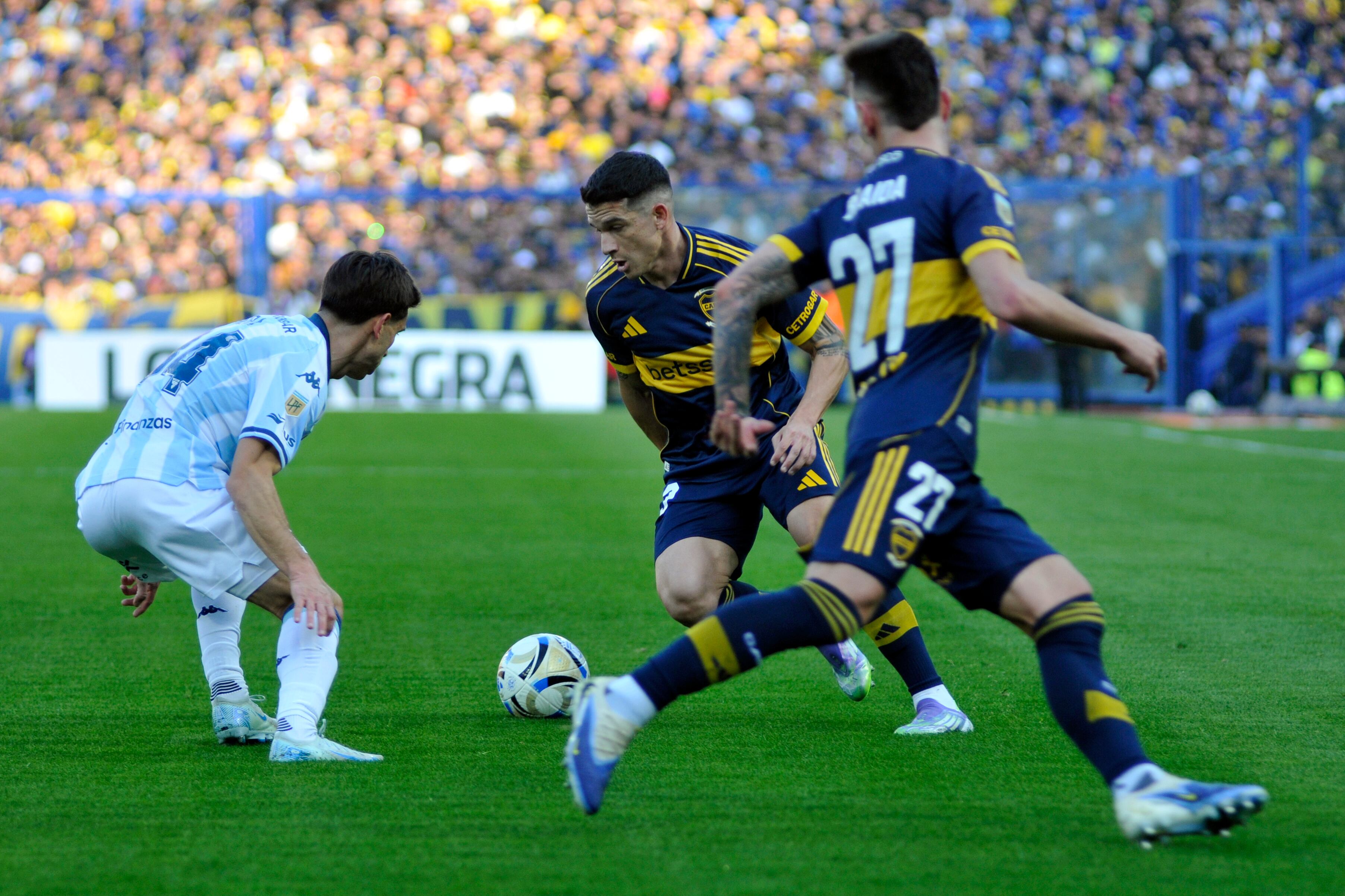 Blanco encara con la pelota ante Facundo Mura