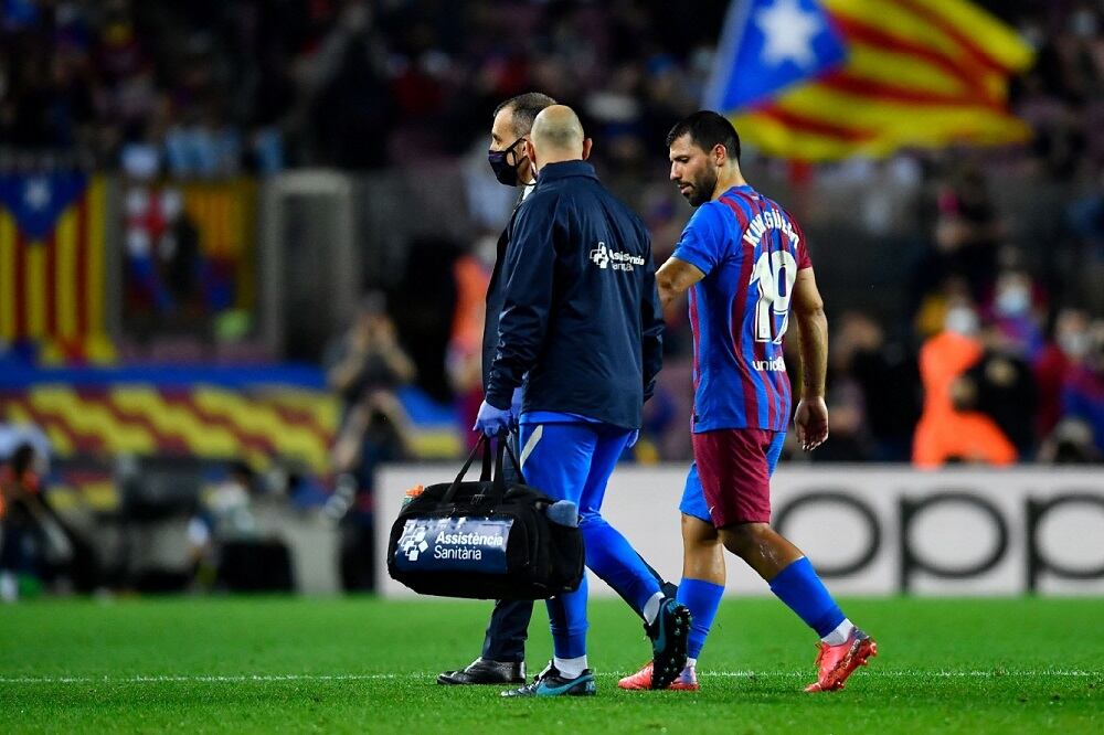 Agüero salió por sus propios medios tras el dolor pectoral que sufrió ante Alavés
