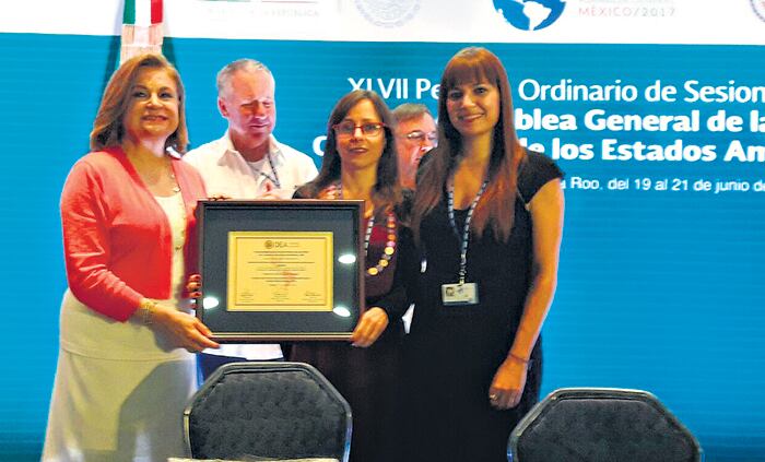 María José Guembe (en el centro), al recibir la distinción de la OEA en la ciudad mexicana de Cancún.