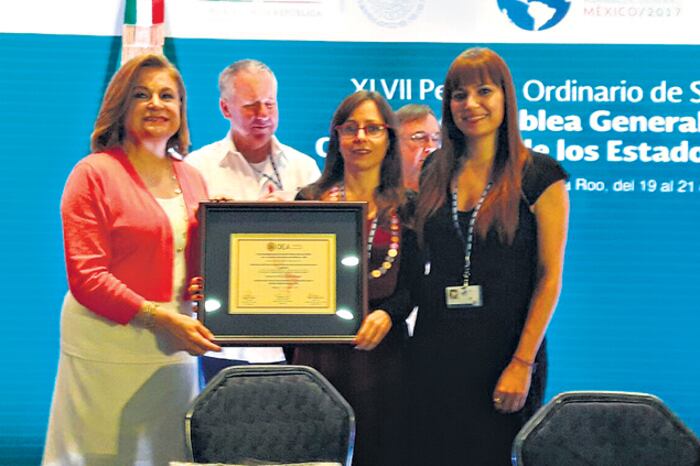 María José Guembe (en el centro), al recibir la distinción de la OEA en la ciudad mexicana de Cancún.