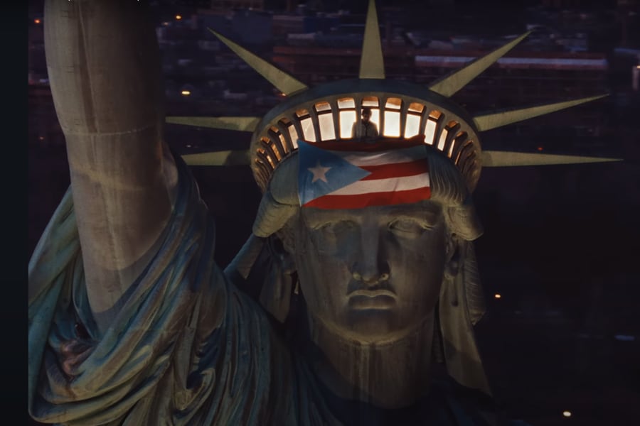 Bad Bunny flamea la bandera independentista sobre la estatuta de la Libertad.
