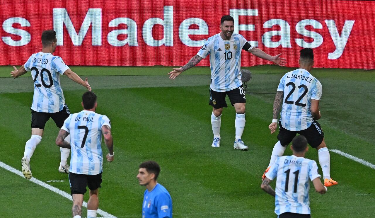 Messi abre los brazos para festejar con Martínez, autor del gol