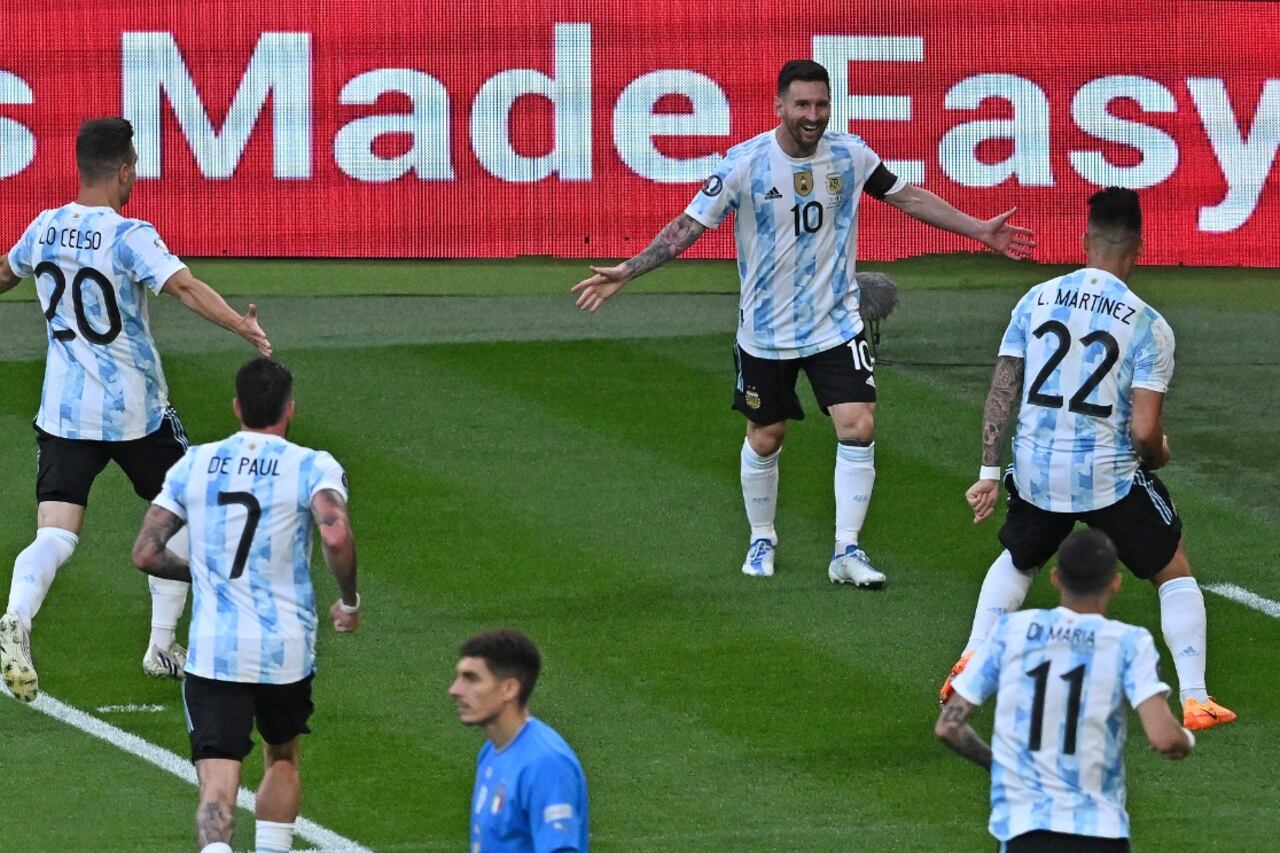 Messi abre los brazos para festejar con Martínez, autor del gol
