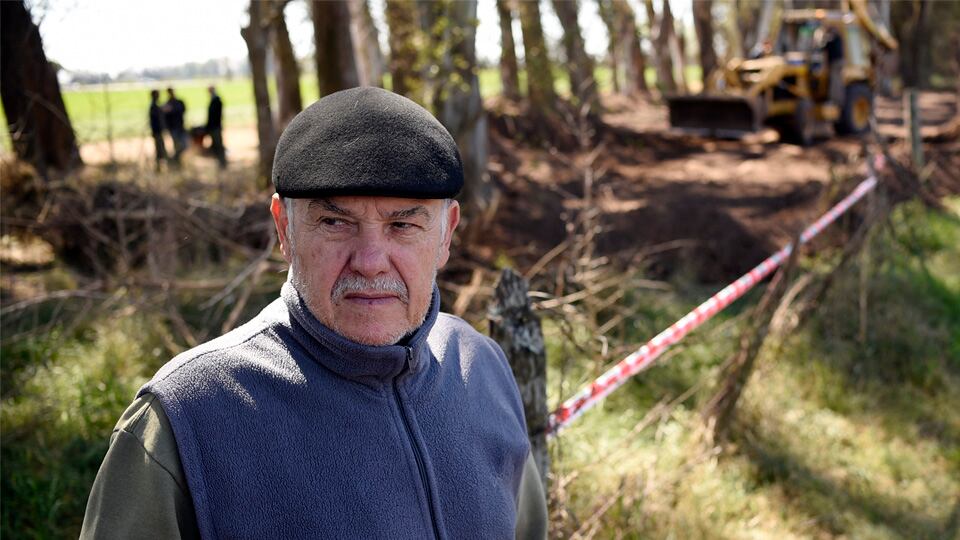 Perassi sigue de cerca los trabajos de excavación para hallar los restos de su hija desaparecida en 2011.