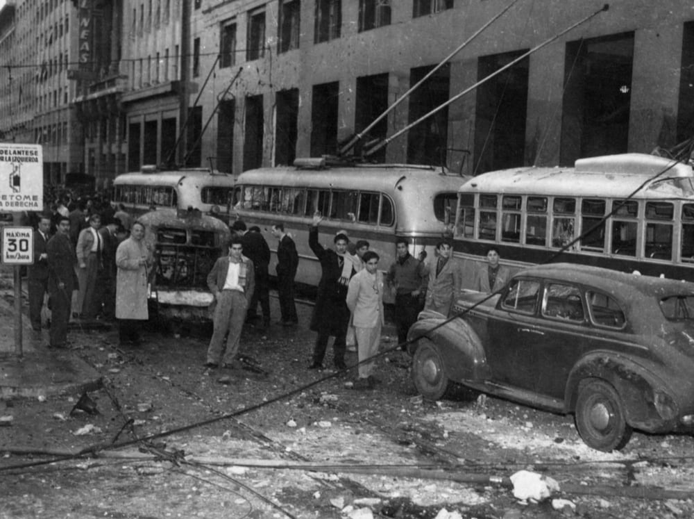 Frente al Ministerio de Economía, frente a Plaza de Mayo, el 16 de junio de 1955.