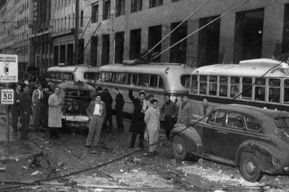 Frente al Ministerio de Economía, frente a Plaza de Mayo, el 16 de junio de 1955.