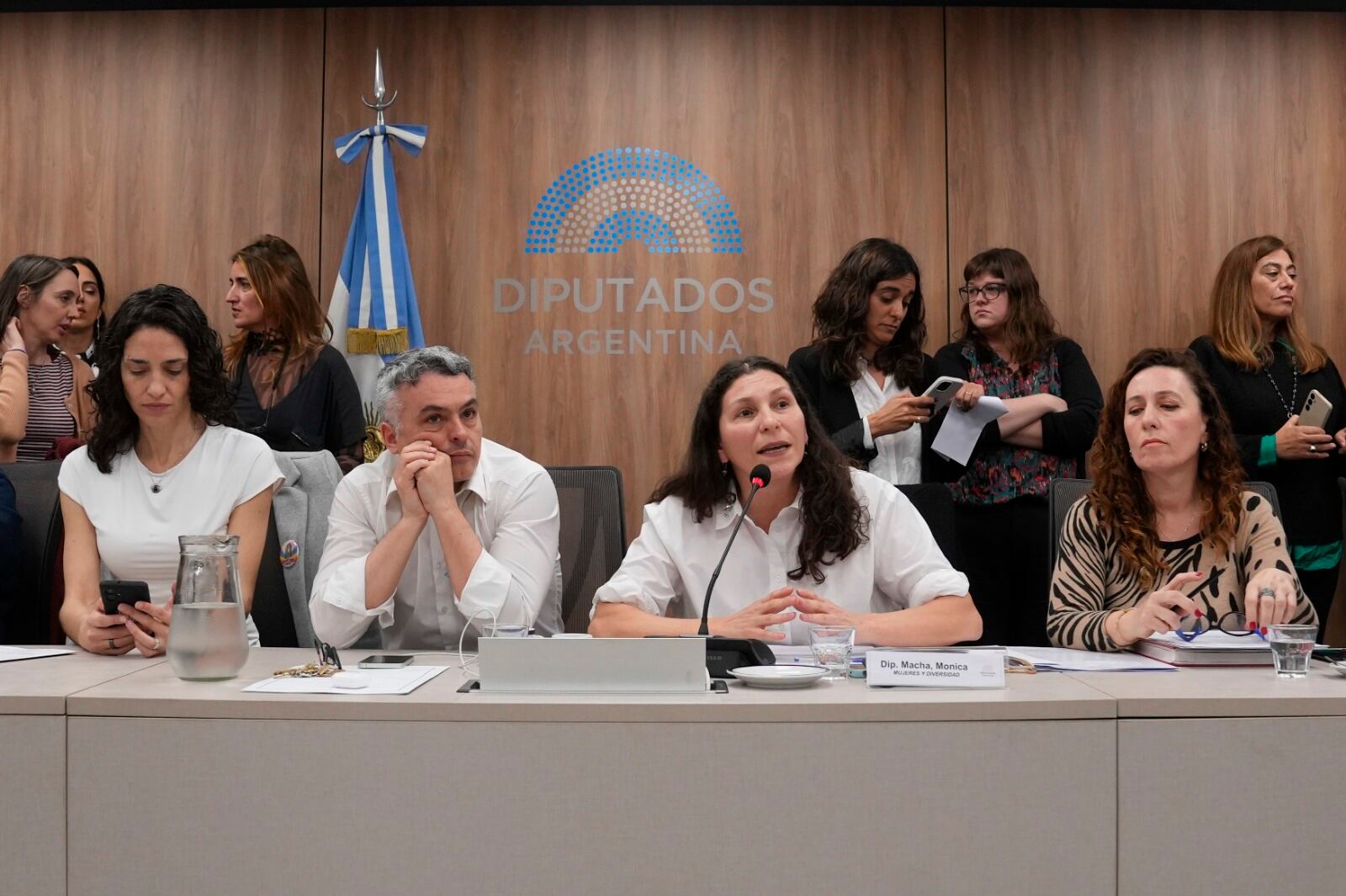 Mónica Macha, presidenta de la comisión de Mujeres, junto a Paula Pennaca y Esteban Paulón.