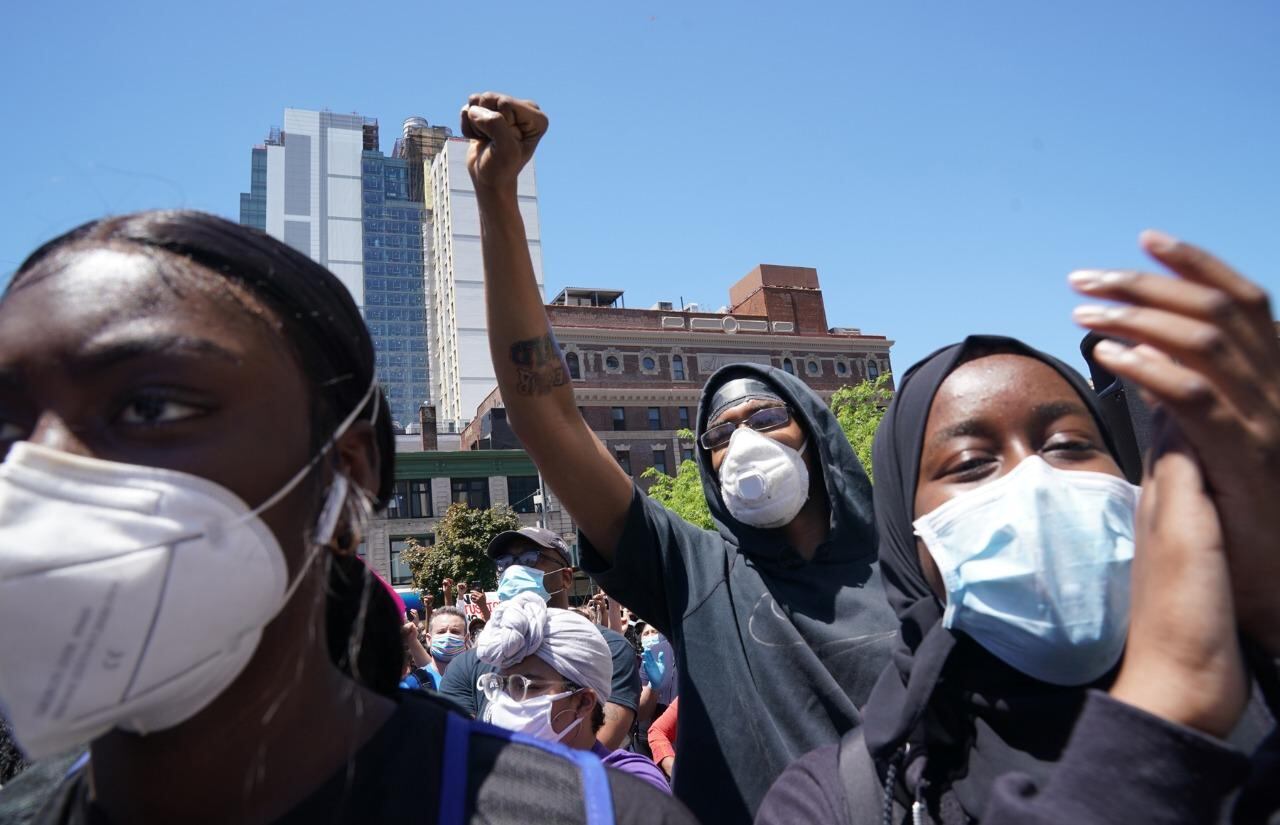 Manifestantes indignados por la muerte de Floyd protestan en Nueva York.
