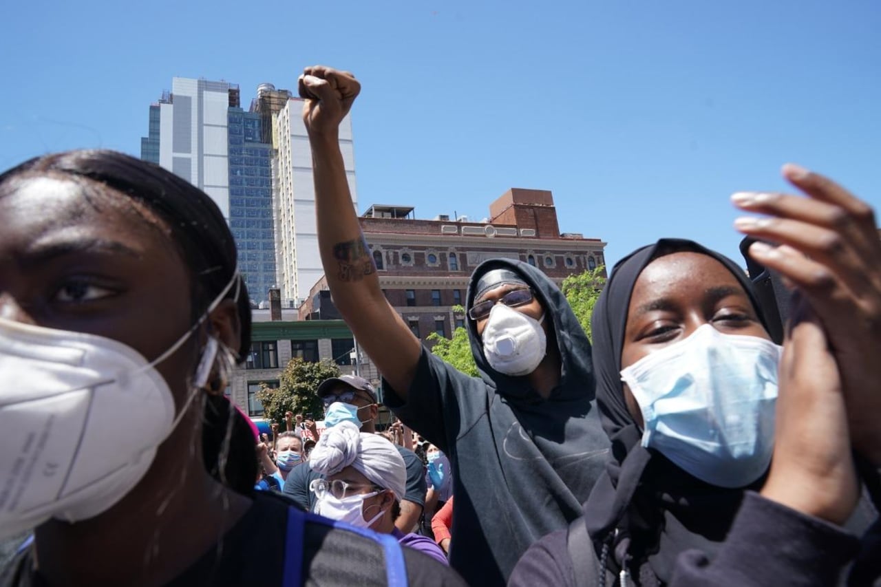 Manifestantes indignados por la muerte de Floyd protestan en Nueva York.