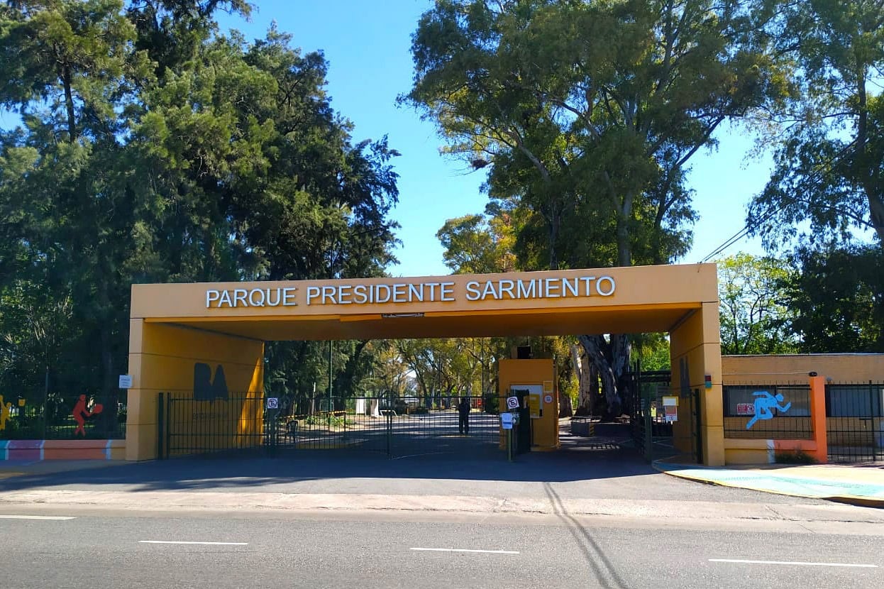Entrada del Parque Sarmiento, en el barrio porteño de Saavedra.