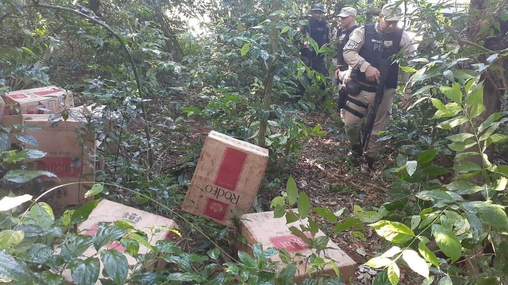 Operativo de Gendarmería decomisando cigarrillos ingresados ilegales al país