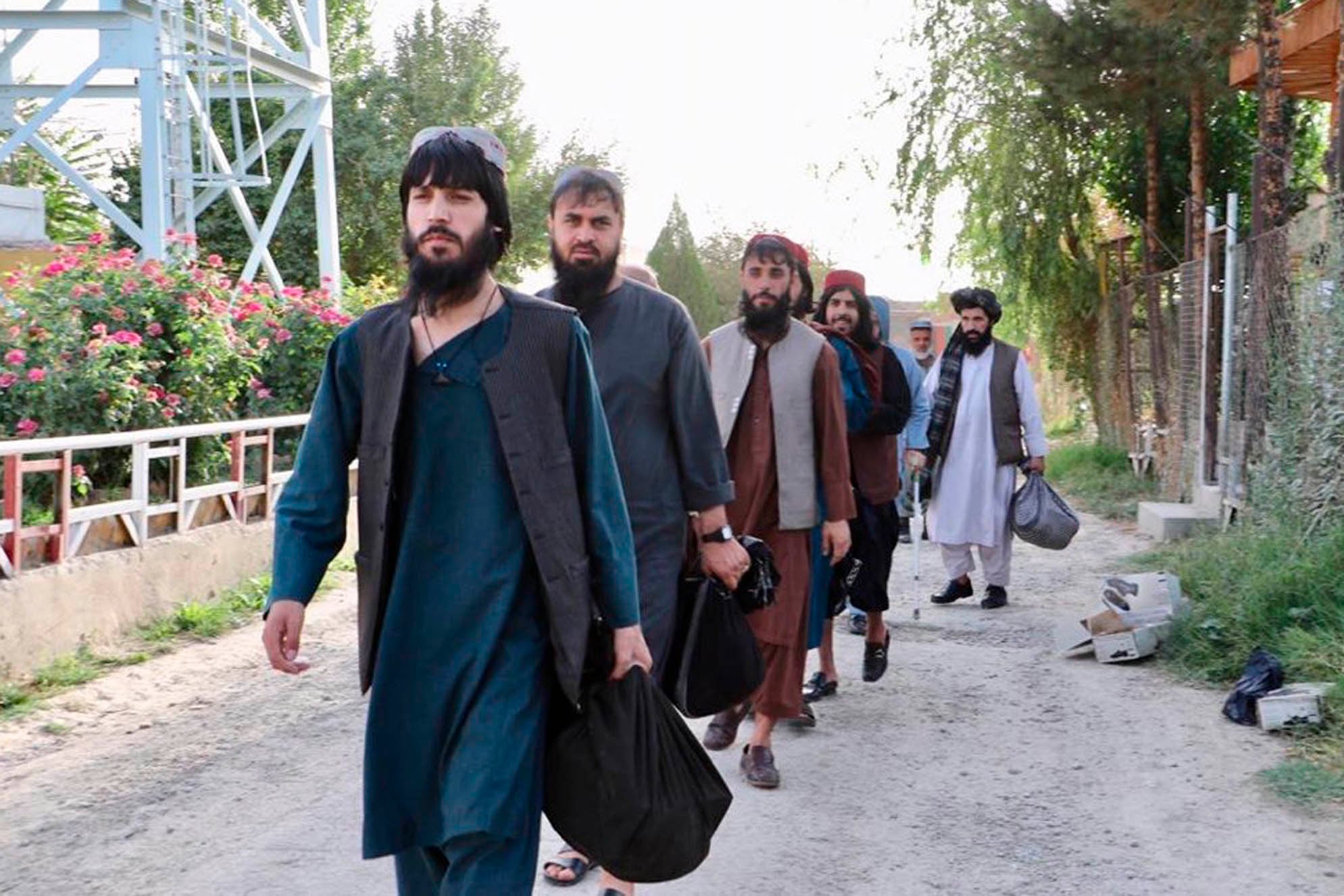 Un grup de prisioneros talibanes forma fila antes de salir libres en una cárcel de Kabul.