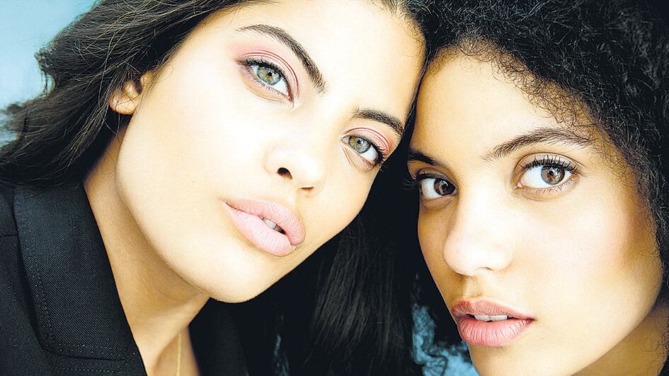 Lisa-Kaindé y Naomi Diaz son hijas del percusionista Miguel “Angá” Diaz y la cantante Maya Dagnino.