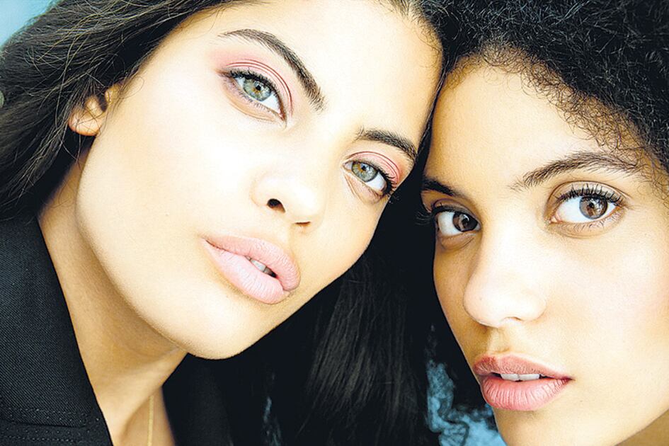 Lisa-Kaindé y Naomi Diaz son hijas del percusionista Miguel “Angá” Diaz y la cantante Maya Dagnino.