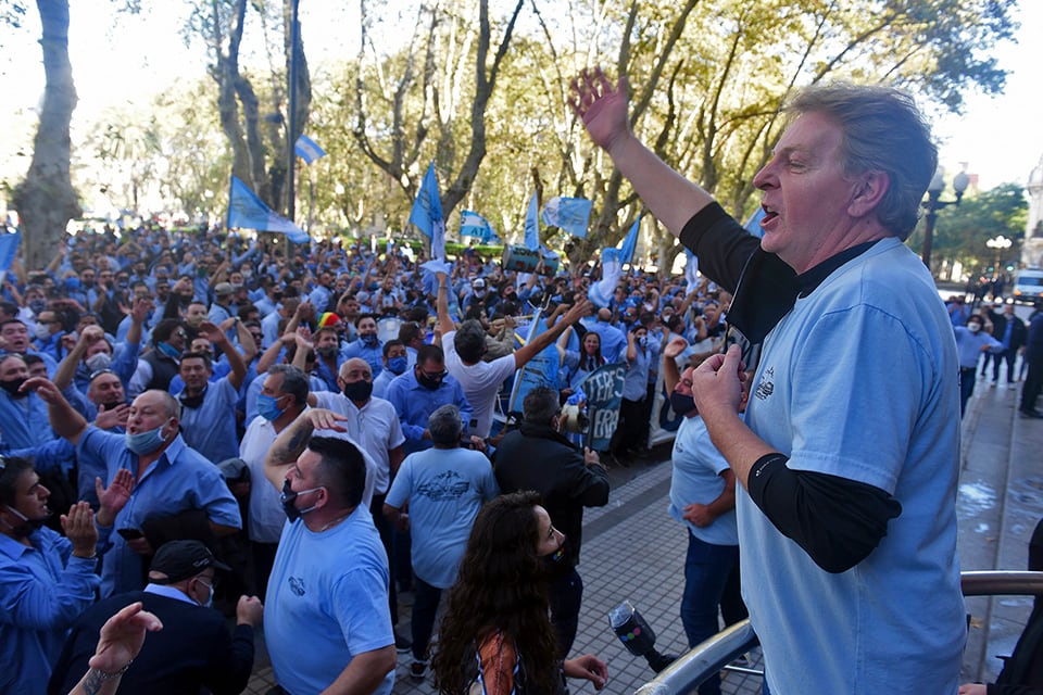 1) "Necesitamos una solución", señaló el titular de UTA Rosario, Sergio Copello. 2) La movilización partió de la sede la UTA. (Crédito Sebastián Granata).