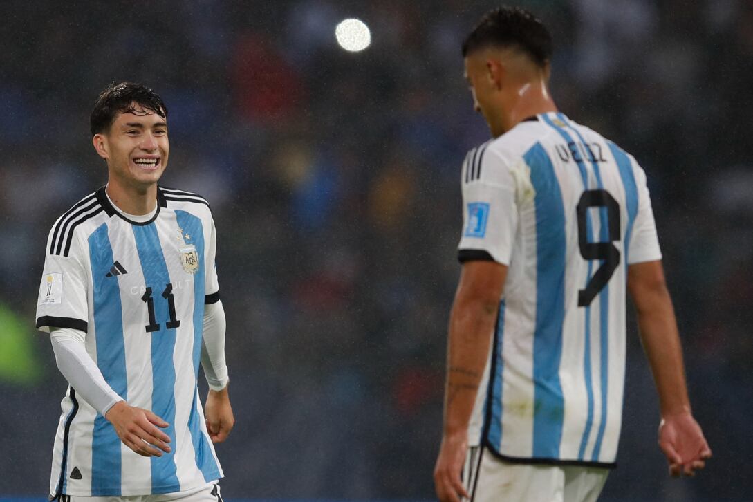 Alejo Véliz festeja su gol, el primero de Argentina ante Uzbekistán, junto a Matías Soulé.