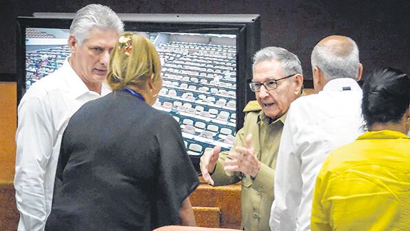 Díaz Canel (izq.) y Raúl Castro (centro) ayer en la Asamblea Nacional de Cuba.