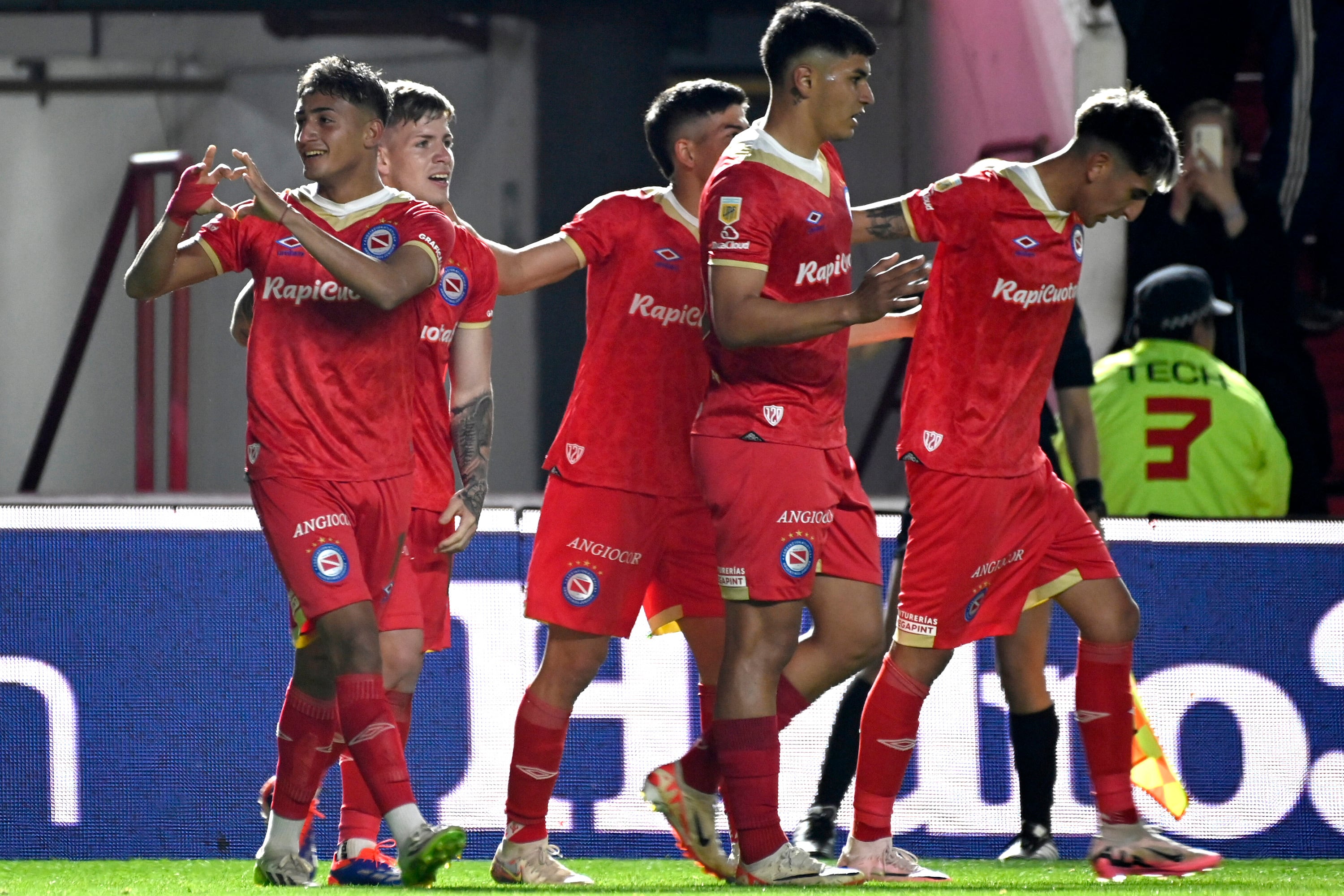 Herrera festeja el segundo del Bicho. Metió dos.