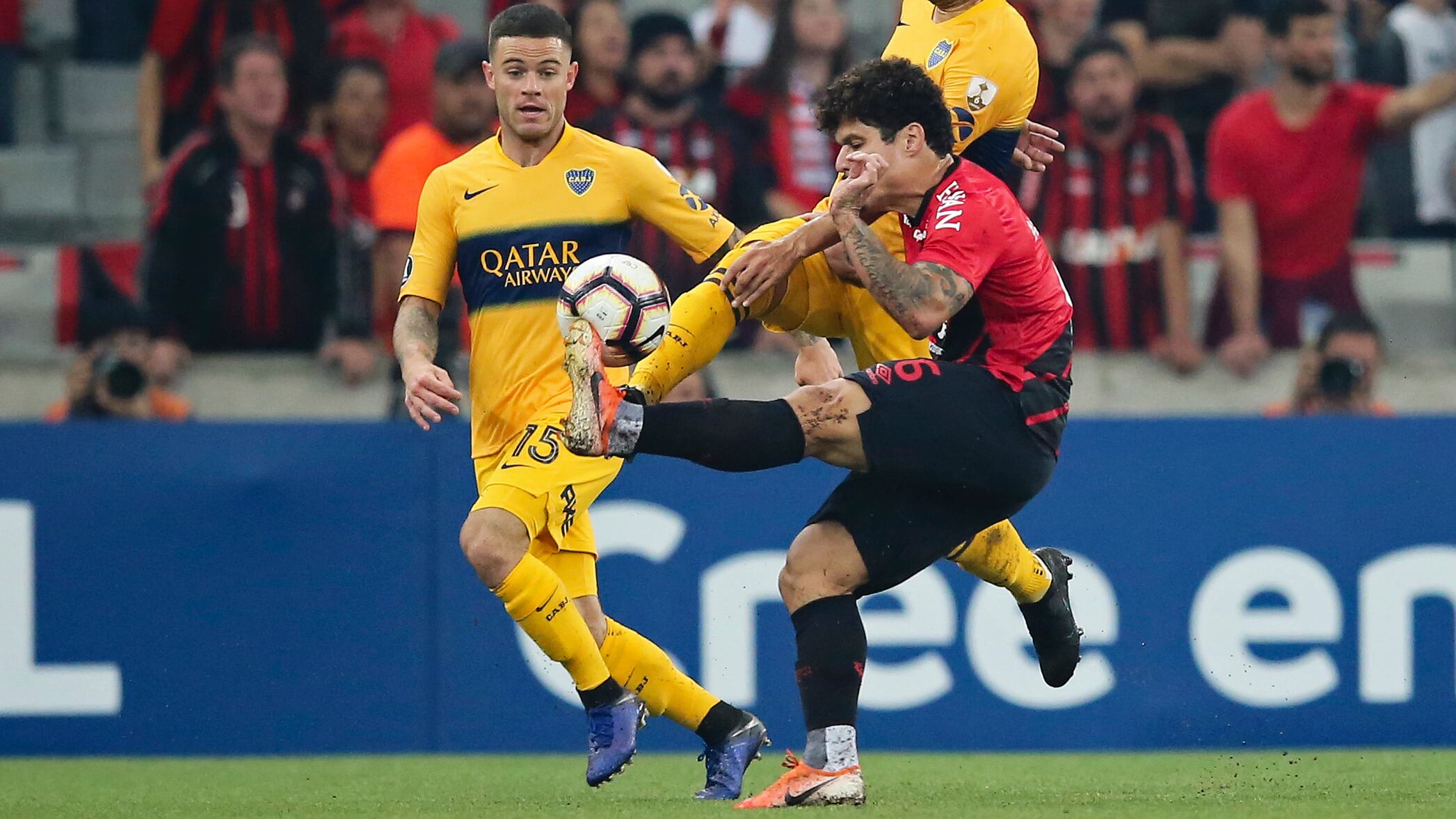 Nández intenta detener la subida de Cirino.