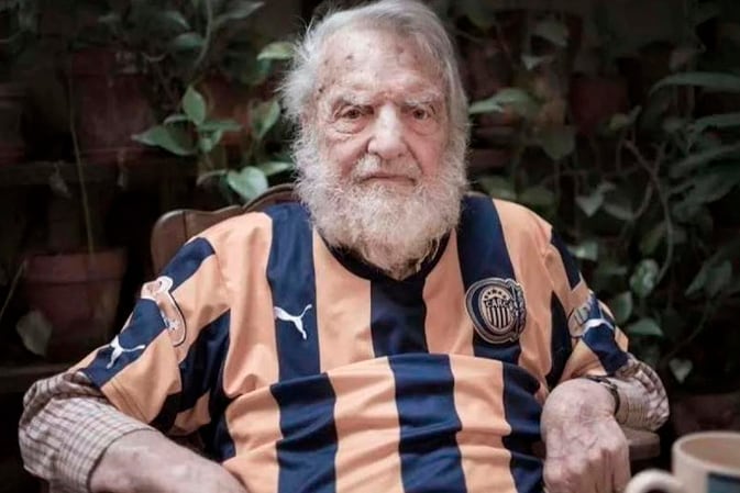 Osvaldo Bayer, hincha de Central y apasionado del fútbol