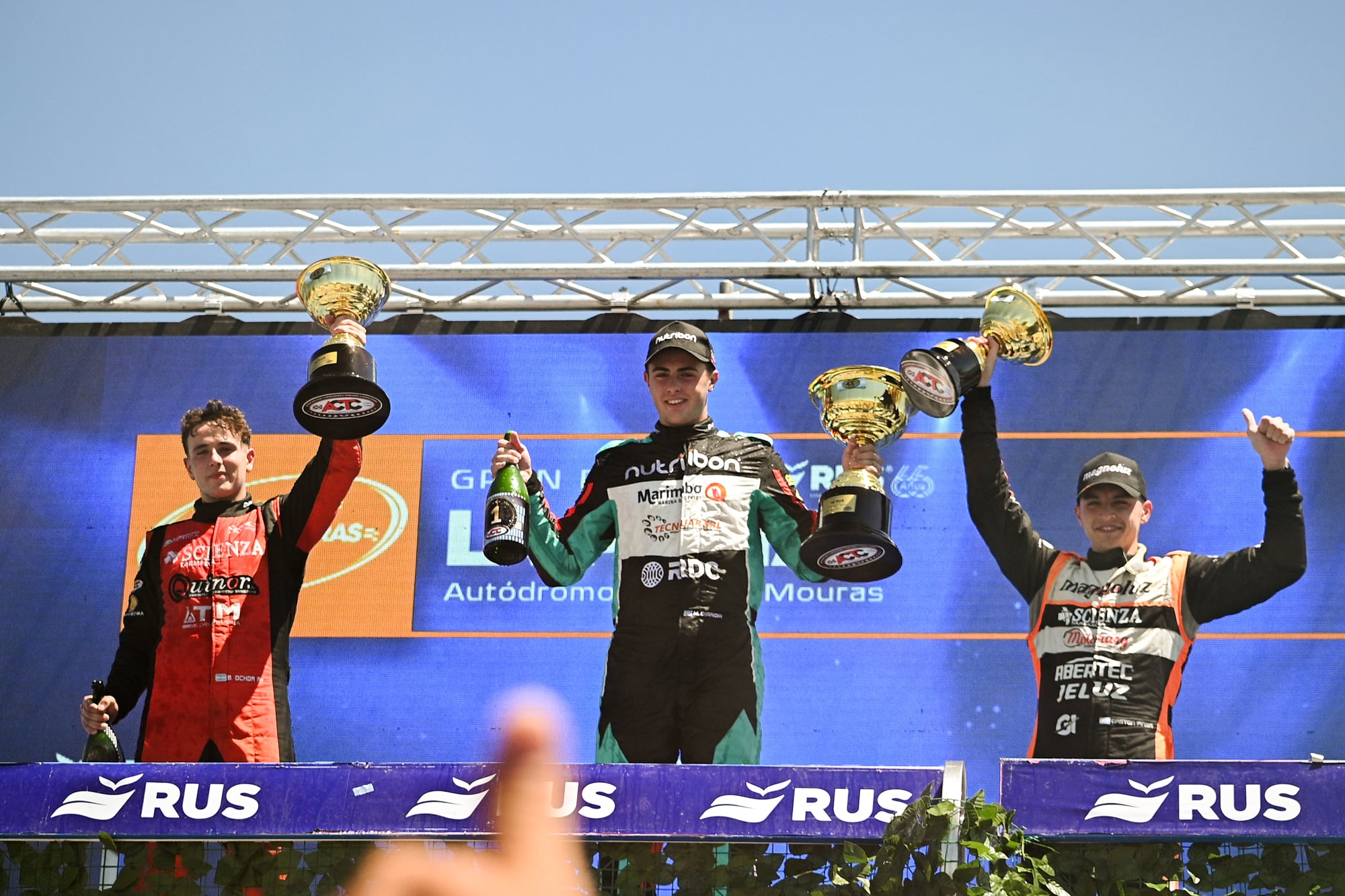 Un podio con promedio de edad menor de 20 años.