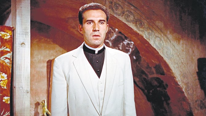 Un jovencísimo Michel Piccoli con los hábitos del Padre Lizzardi.