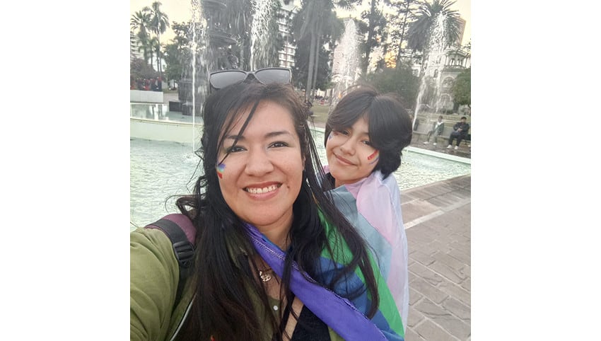 Mariana Balderrama junto a su hijo. 