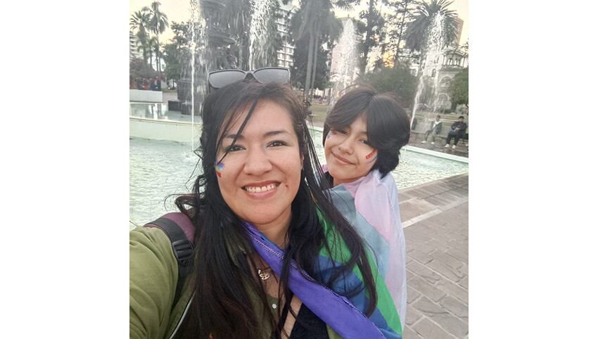 Mariana Balderrama junto a su hijo.