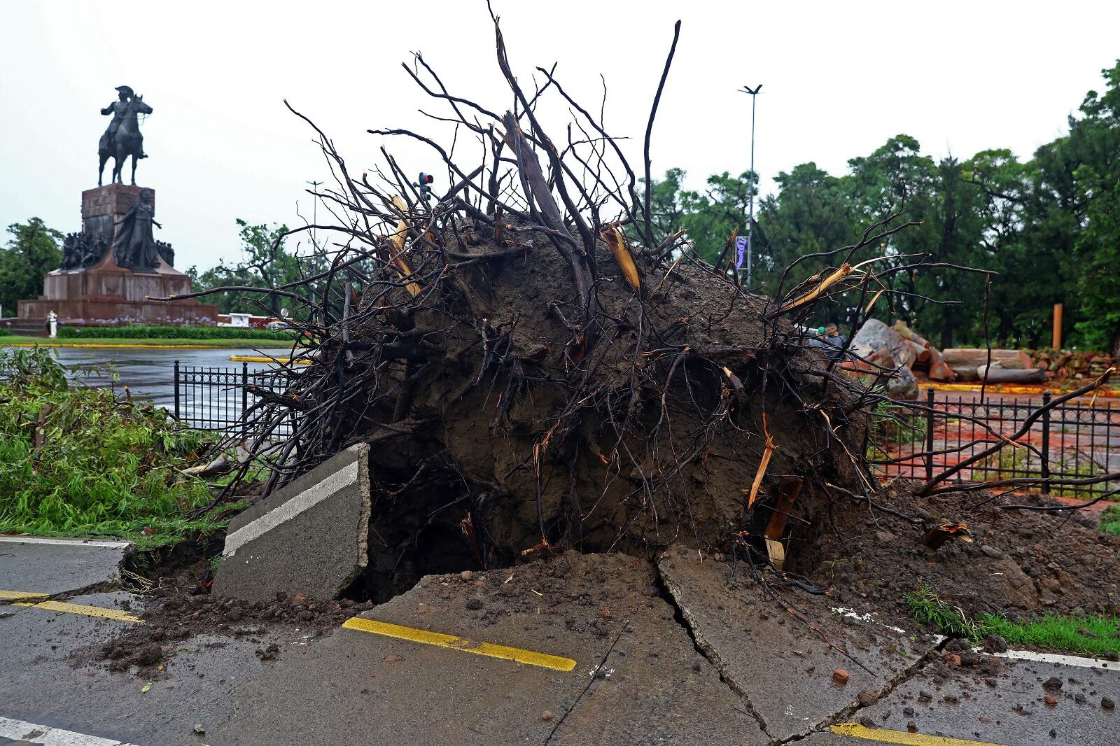 El Monumento a Justo José de Urquiza en Palermo, testigo del caos.