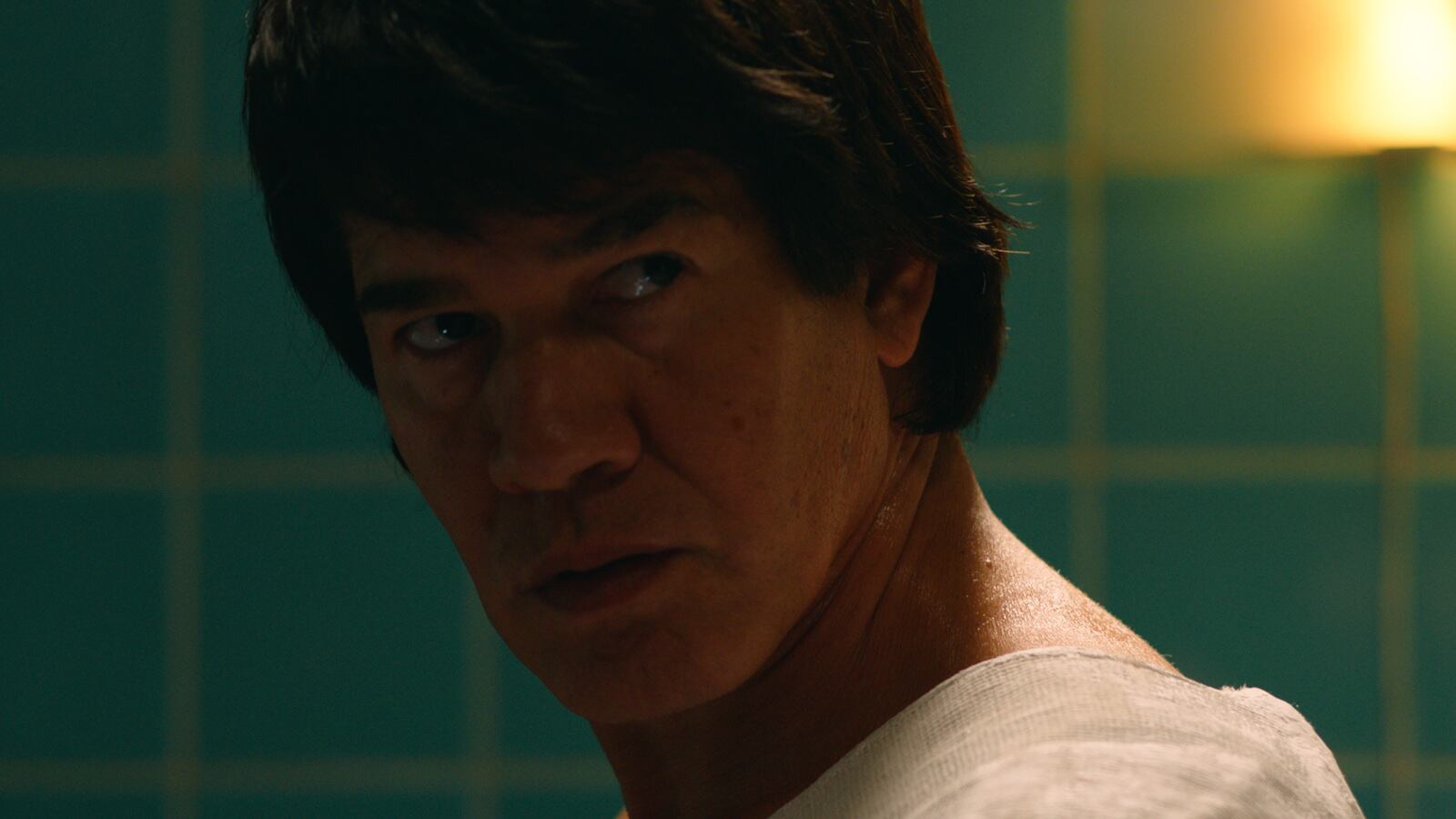 Jorge Román se luce como Carlos Monzón en su adultez.