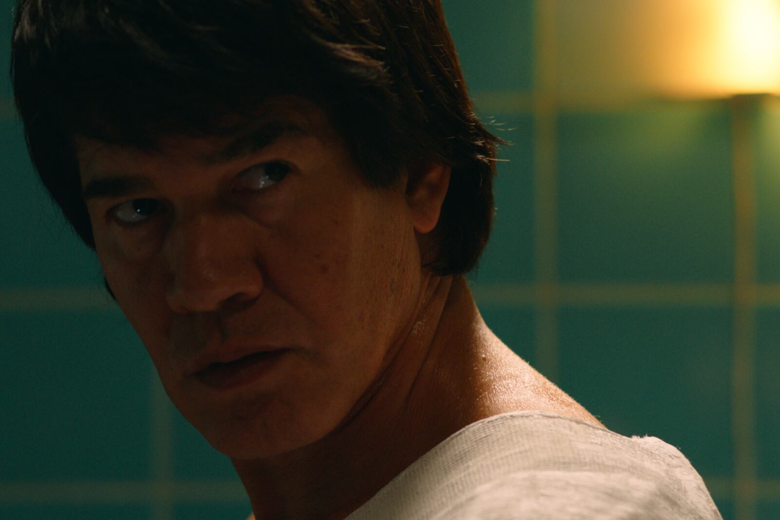 Jorge Román se luce como Carlos Monzón en su adultez.