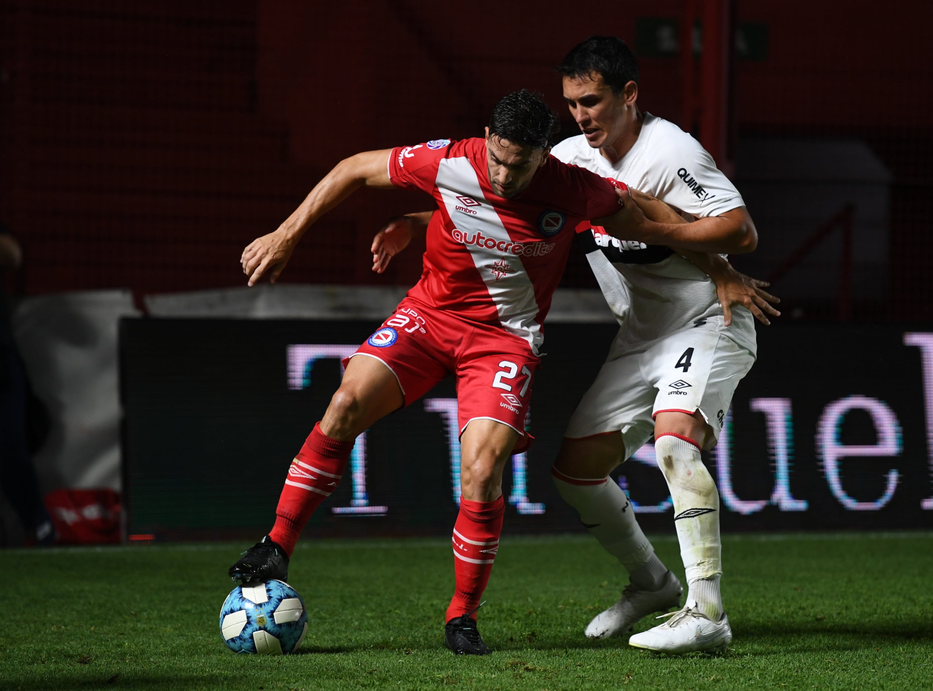 Hauche, autor del único gol, aguanta la pelota ante la marca de Gabrielli.