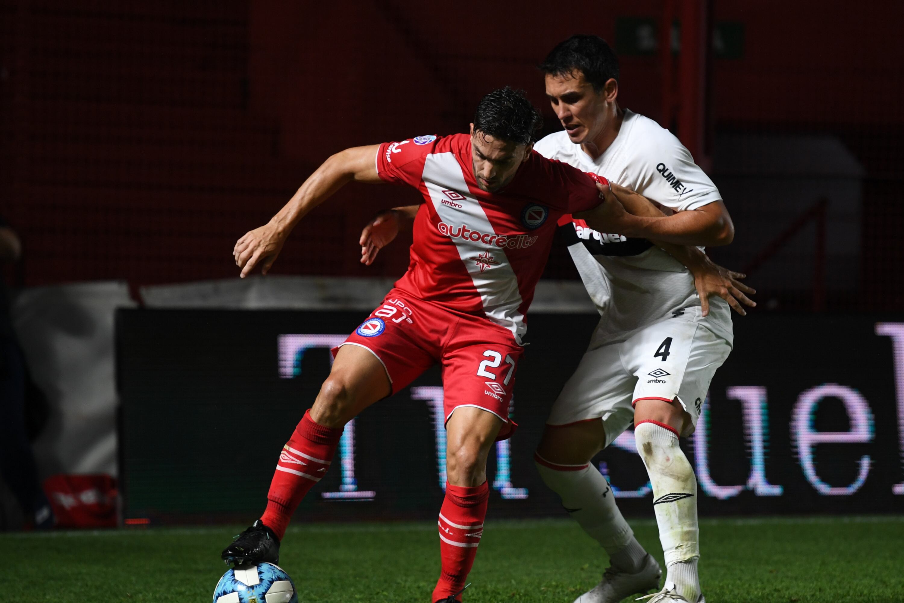 Hauche, autor del único gol, aguanta la pelota ante la marca de Gabrielli.