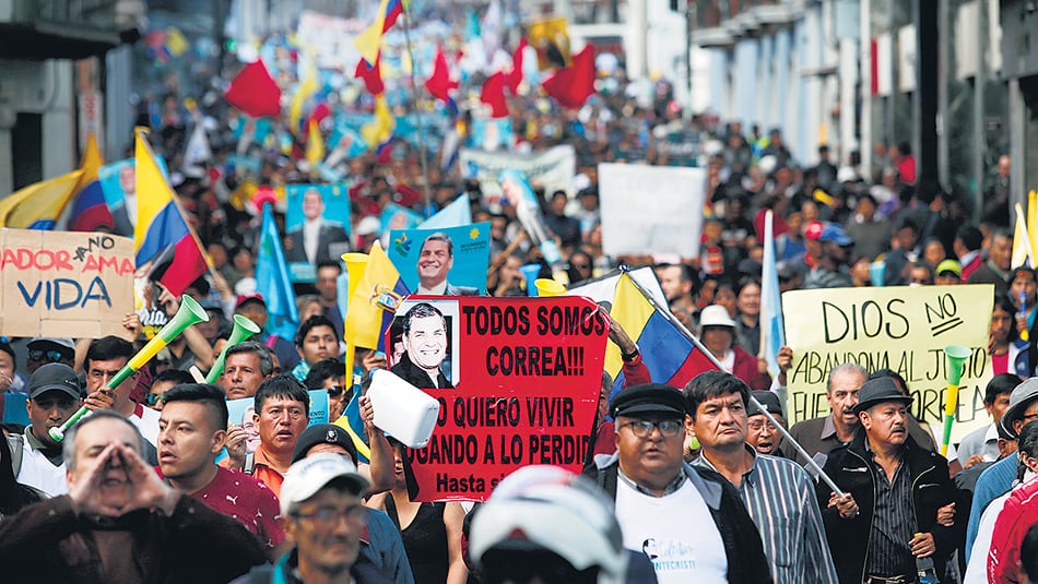 Miles de seguidores salieron a la calle a respaldar al ex mandatario después de que una jueza emitiera su orden de captura.