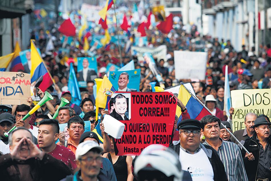 Miles de seguidores salieron a la calle a respaldar al ex mandatario después de que una jueza emitiera su orden de captura.