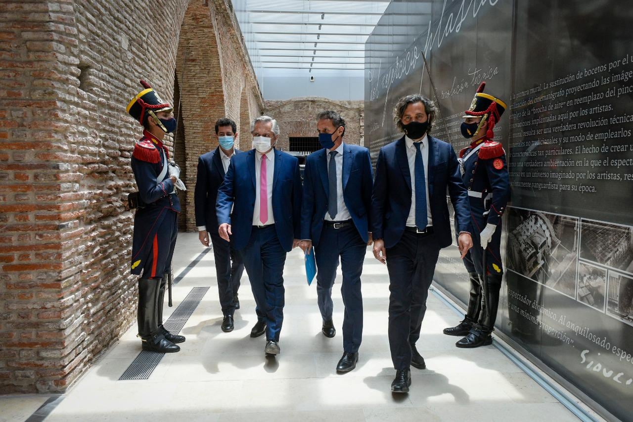 "Cuando el Estado estuvo ausente, unos pícaros se llevaron la alegría de los argentinos", dijo el Presidente en vísperas de cumplir su primer año como primer mandatario.