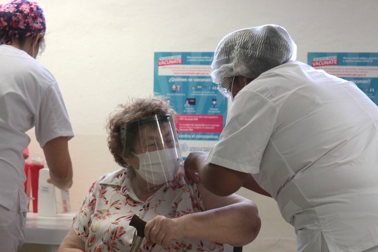 Las dos medidas exhiben una fuerte aceleración en el proceso de vacunación, una de las claves para amortiguar la fulminante subida de casos.