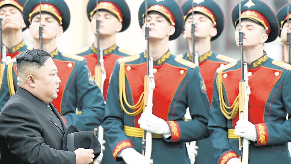 Kim arribó a Vladivostok a bordo de un tren acorazado y fue recibido con honores militares.