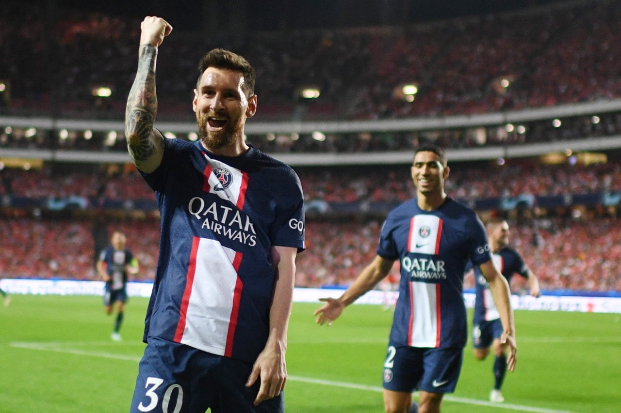 Lionel Messi festeja su golazo mientras el marroquí Hakimi se acerca a saludarlo