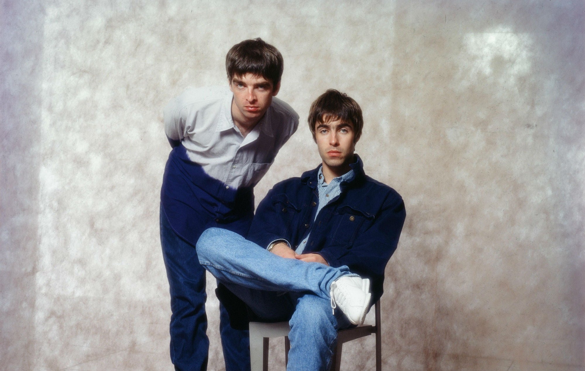 Noel y Liam Gallagher fotografiados en Tokyo, 1994