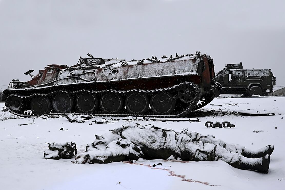 Mientras la guerra en Ucrania cumple un año las muertes se acumulan.